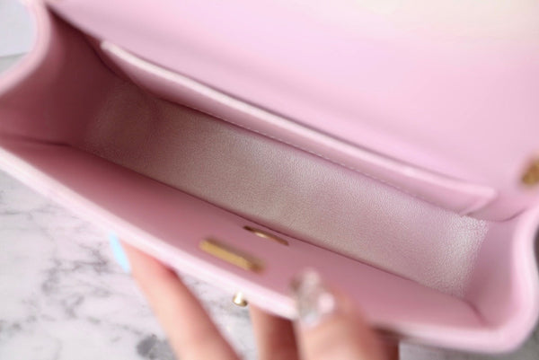 cc 24p mini borsa con patta 17cm pelle di agnello rosa perlato catena di perle