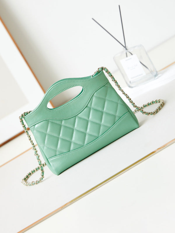 cc 24s31 borsa shopping nano 17,5 cm pelle di agnello verde chiaro hardware dorato
