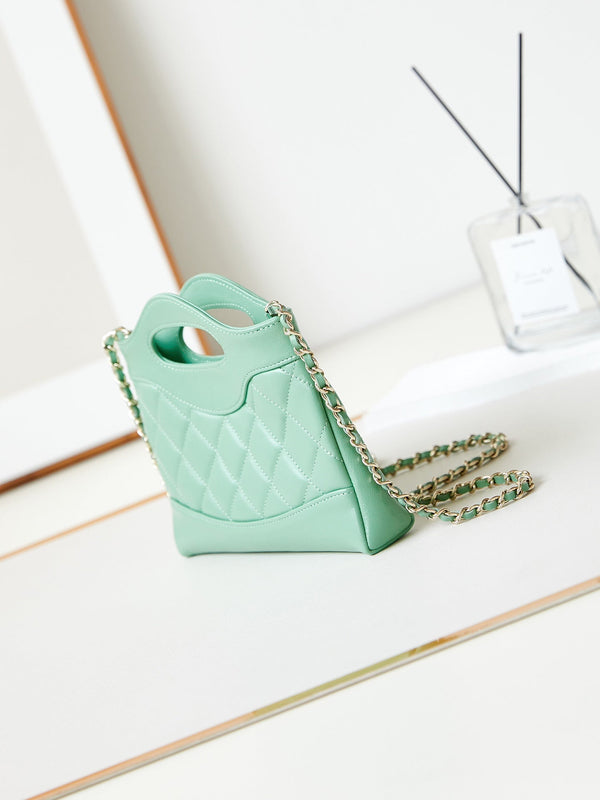 cc 24s31 borsa shopping nano 17,5 cm pelle di agnello verde chiaro hardware dorato
