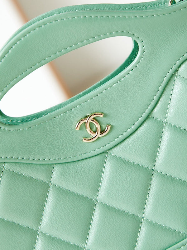 cc 24s31 borsa shopping nano 17,5 cm pelle di agnello verde chiaro hardware dorato