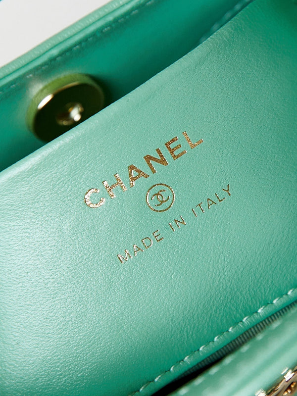 cc 24s31 borsa shopping nano 17,5 cm pelle di agnello verde chiaro hardware dorato