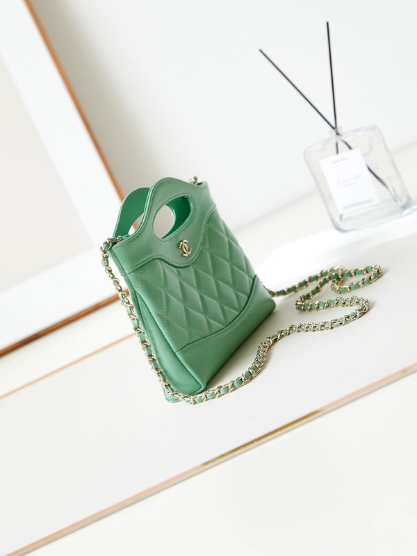 cc 24s31 borsa shopping nano 17,5 cm pelle di agnello verde chiaro hardware dorato