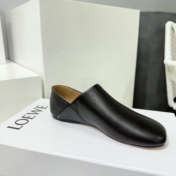 Pantofola giocattolo in pelle di capra nera