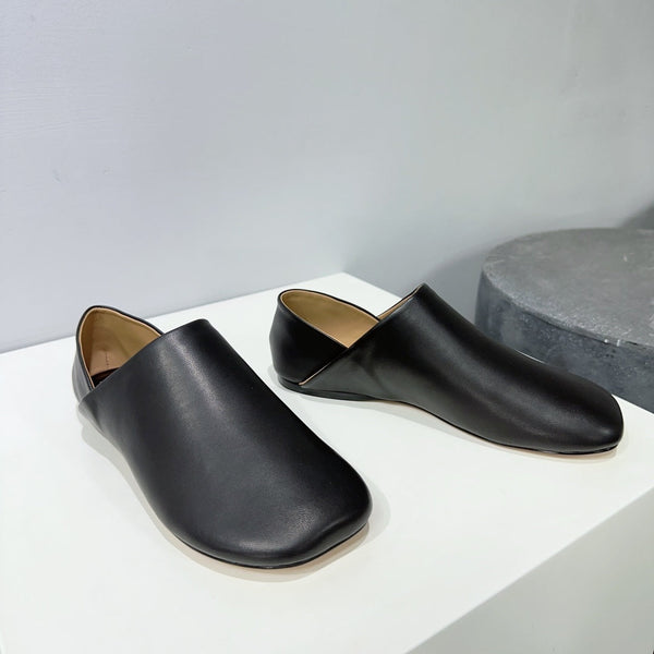 Pantofola giocattolo in pelle di capra nera