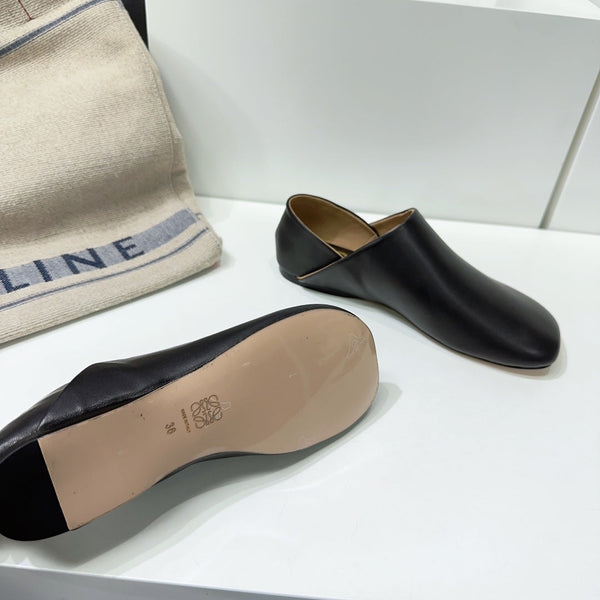 Pantofola giocattolo in pelle di capra nera