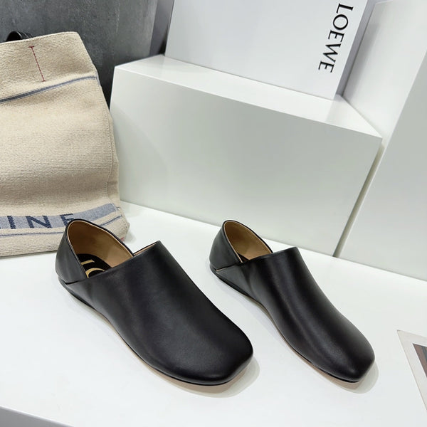 Pantofola giocattolo in pelle di capra nera