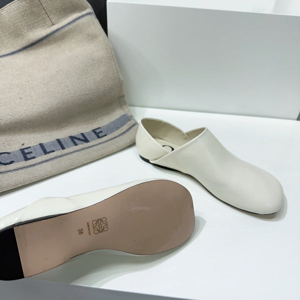 Pantofola giocattolo in pelle di capra bianca