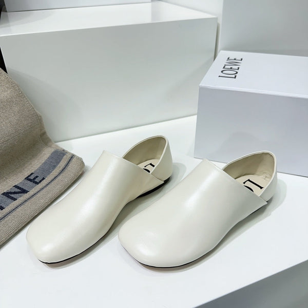 Pantofola giocattolo in pelle di capra bianca