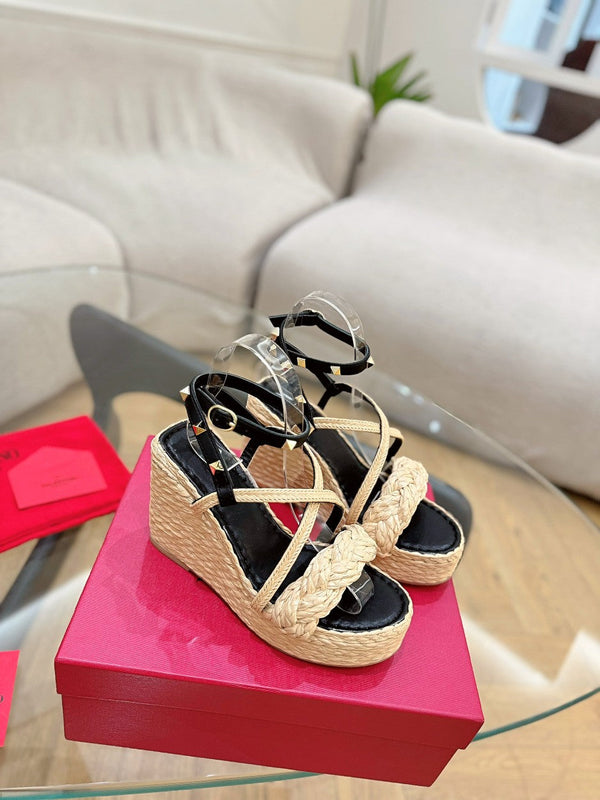 SANDALI CON ZEPPA GARAVANI ROCKSTUD IN VITELLO NERO E RAFIA BEIGE