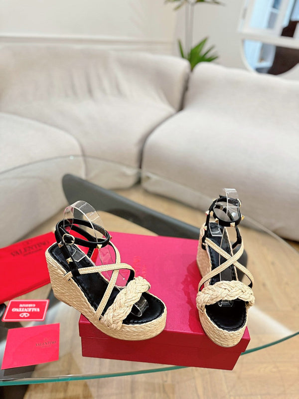 SANDALI CON ZEPPA GARAVANI ROCKSTUD IN VITELLO NERO E RAFIA BEIGE