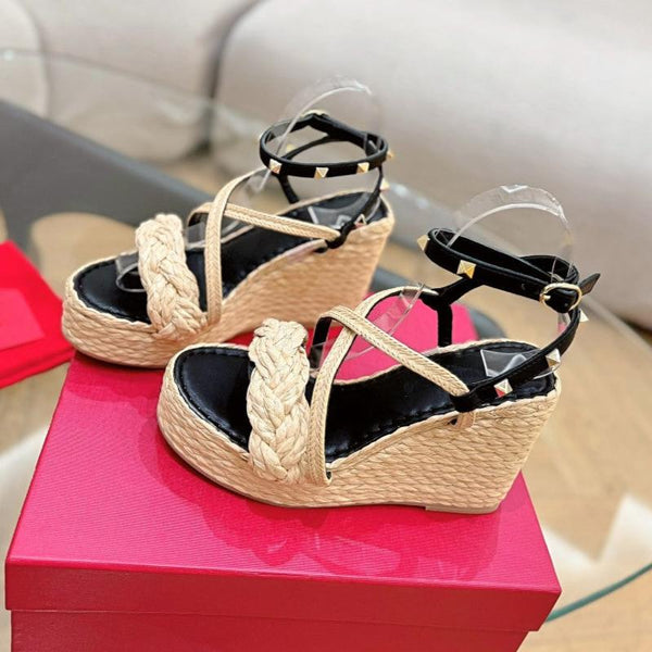 SANDALI CON ZEPPA GARAVANI ROCKSTUD IN VITELLO NERO E RAFIA BEIGE
