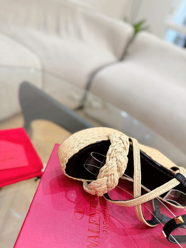 SANDALI CON ZEPPA GARAVANI ROCKSTUD IN VITELLO NERO E RAFIA BEIGE