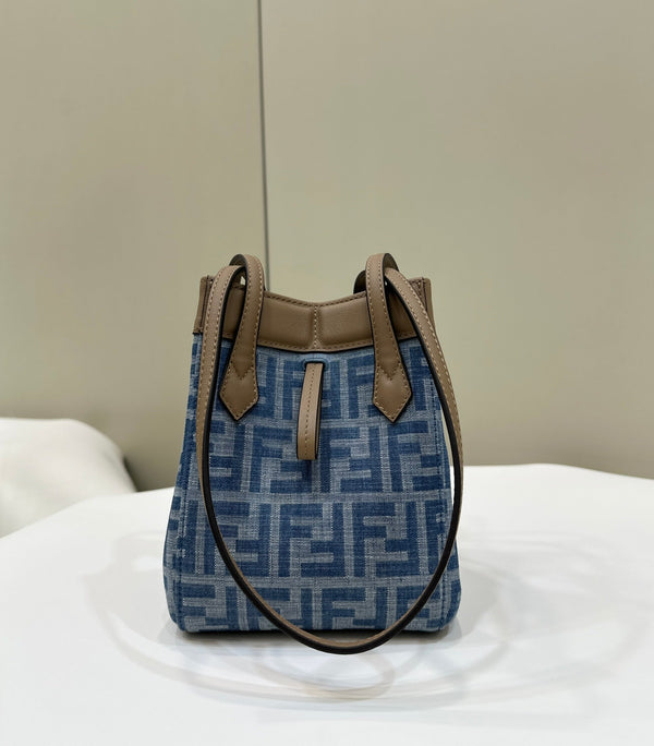 FENDI ORIGAMI MINI 19 IN DENIM MONOGRAM BLU CON CINTURINO IN PELLE DI VITELLO