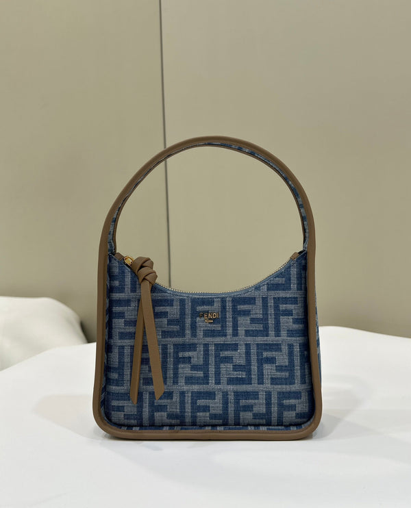 BORSA FENDI MEDIA 27 IN DENIM MONOGRAM BLU REALE CON FERRAMENTA ORO