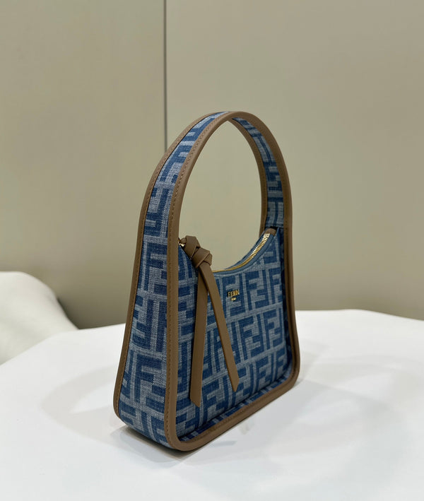 BORSA FENDI MEDIA 27 IN DENIM MONOGRAM BLU REALE CON FERRAMENTA ORO