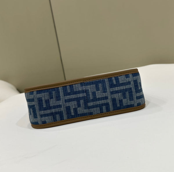 BORSA FENDI MEDIA 27 IN DENIM MONOGRAM BLU REALE CON FERRAMENTA ORO