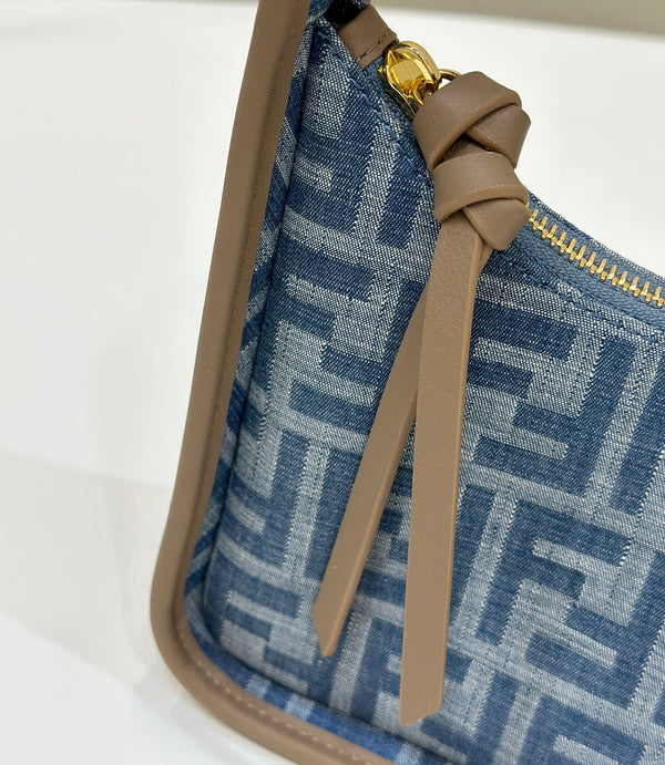 BORSA FENDI MEDIA 27 IN DENIM MONOGRAM BLU REALE CON FERRAMENTA ORO