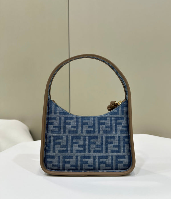 BORSA FENDI MEDIA 27 IN DENIM MONOGRAM BLU REALE CON FERRAMENTA ORO