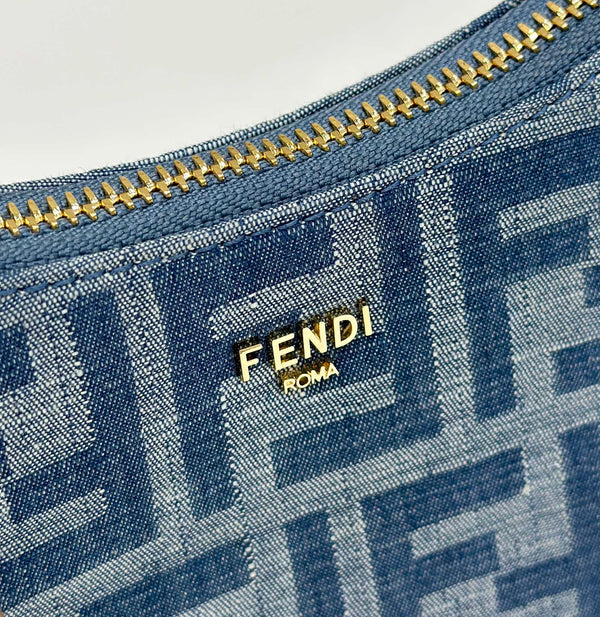 BORSA FENDI MEDIA 27 IN DENIM MONOGRAM BLU REALE CON FERRAMENTA ORO