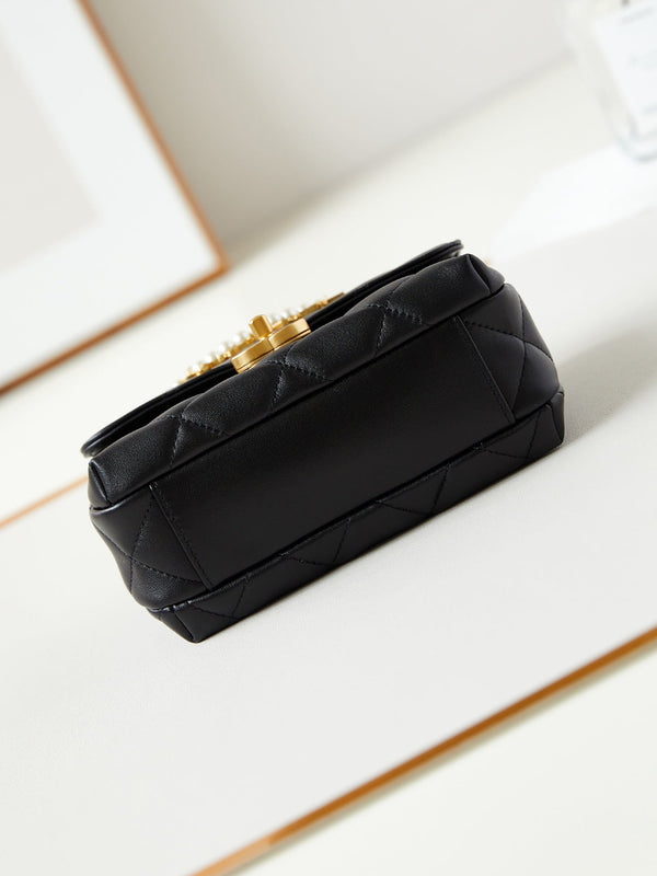 Borsa mini con patta 24a 20 cm in pelle di agnello nera con perle e finiture dorate