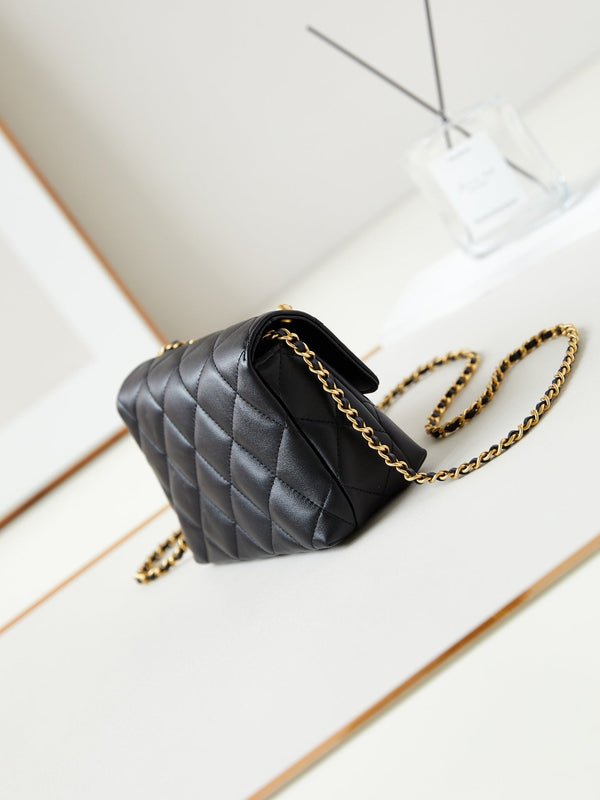 Borsa mini con patta 24a 20 cm in pelle di agnello nera con perle e finiture dorate