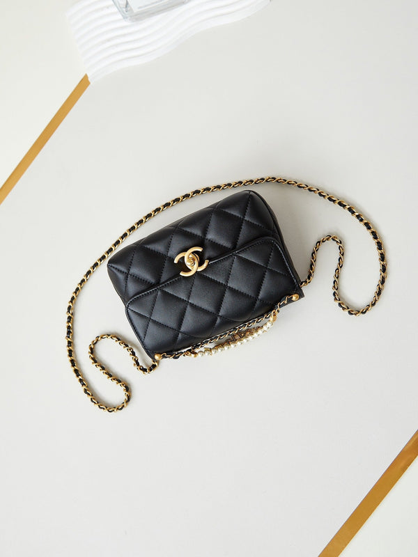 Borsa mini con patta 24a 20 cm in pelle di agnello nera con perle e finiture dorate