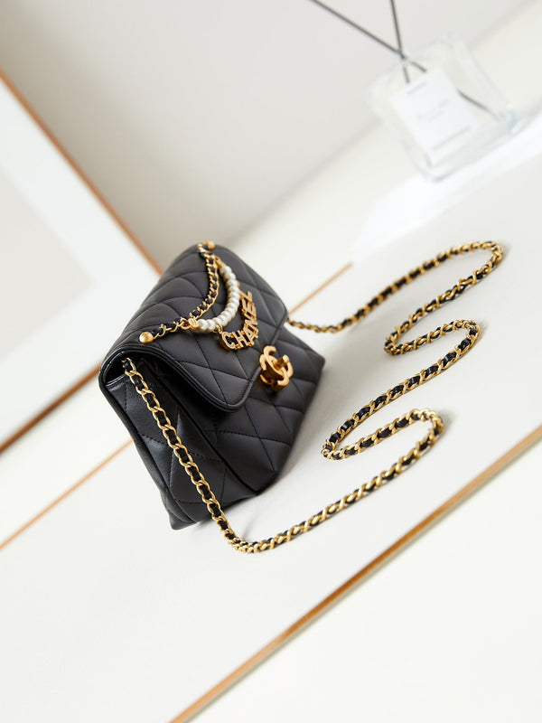 Borsa mini con patta 24a 20 cm in pelle di agnello nera con perle e finiture dorate