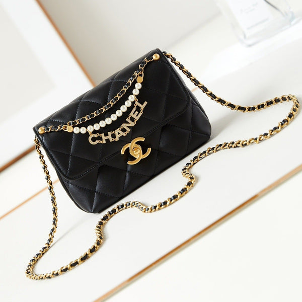 Borsa mini con patta 24a 20 cm in pelle di agnello nera con perle e finiture dorate