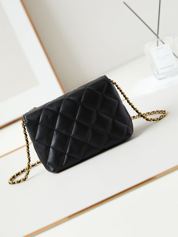 Borsa mini con patta 24a 20 cm in pelle di agnello nera con perle e finiture dorate