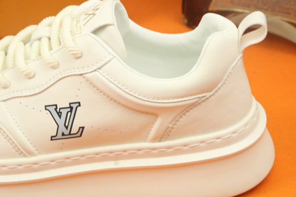 LV TRAINER IN WHITE CALFSKIN AND GREY LOGO