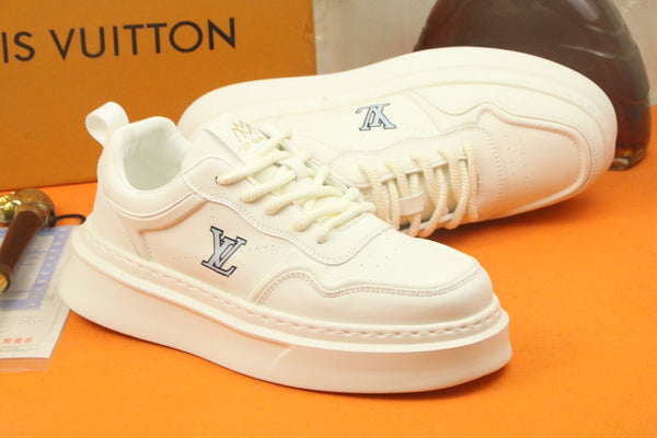 LV TRAINER IN WHITE CALFSKIN AND GREY LOGO