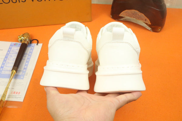 LV TRAINER IN WHITE CALFSKIN AND GREY LOGO