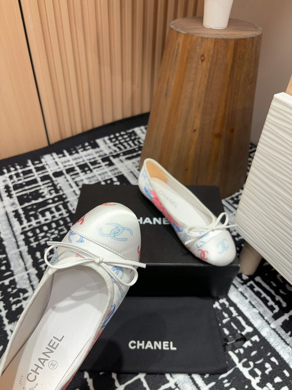 Ballerine CC in seta bianca con fiori e pelle di agnello
