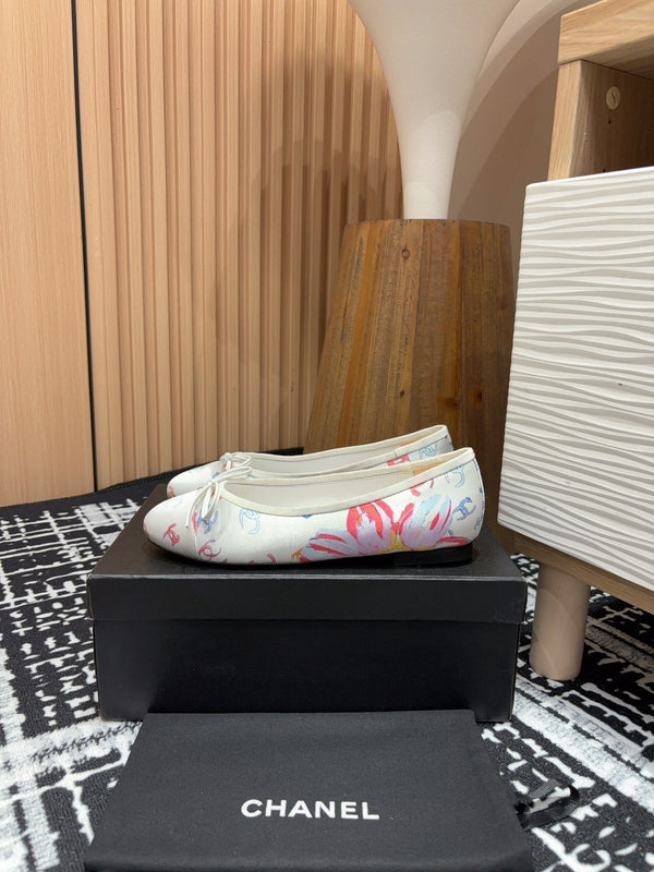 Ballerine CC in seta bianca con fiori e pelle di agnello
