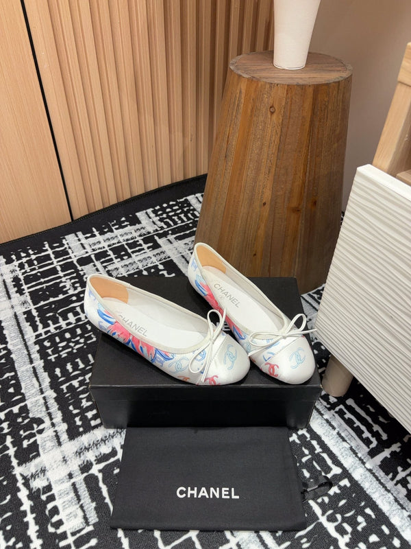 Ballerine CC in seta bianca con fiori e pelle di agnello