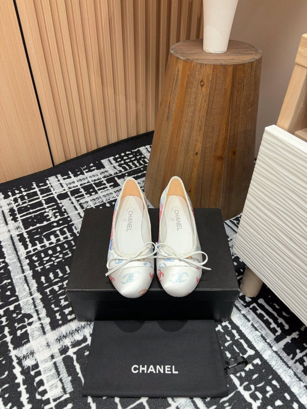 Ballerine CC in seta bianca con fiori e pelle di agnello