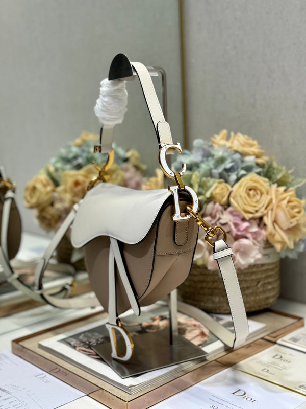 SADDLE BAG 25 WITH STRAP LATTE WHITE MIX MEDIUM BROWN GRAINED CALFSKIN