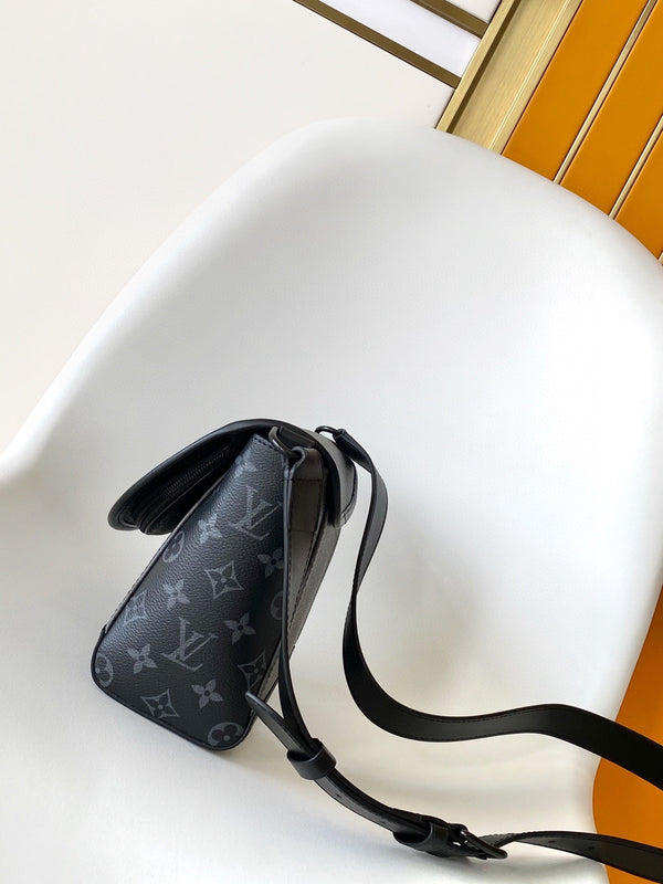 Borsa a tracolla LV Pulse Messenger 26,6 cm in tela nera Monogram Eclipse Reverse
