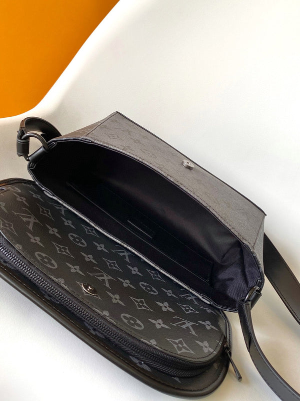 Borsa a tracolla LV Pulse Messenger 26,6 cm in tela nera Monogram Eclipse Reverse