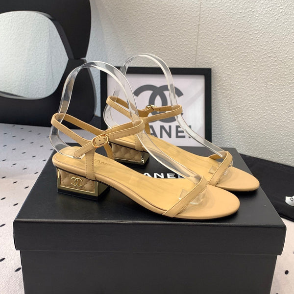 Sandalo CC in pelle di agnello beige scuro 147091