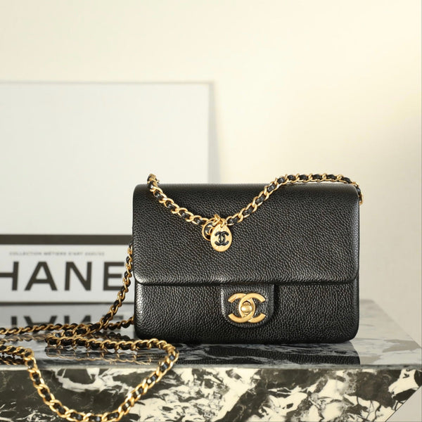 Borsa a tracolla CC Caviar Flap Bag 17.5 Logo dorato Pelle di vitello nera 
