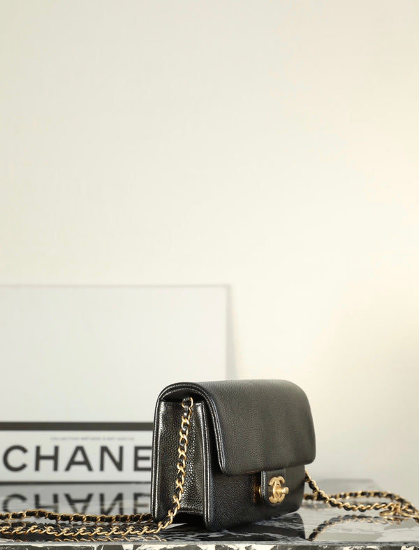 Borsa a tracolla CC Caviar Flap Bag 17.5 Logo dorato Pelle di vitello nera 