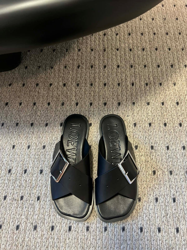 Sandali piatti Loewe 25 Petal Belt in pelle di pecora nera