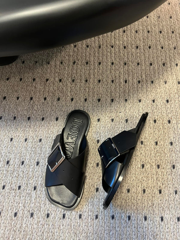 Sandali piatti Loewe 25 Petal Belt in pelle di pecora nera