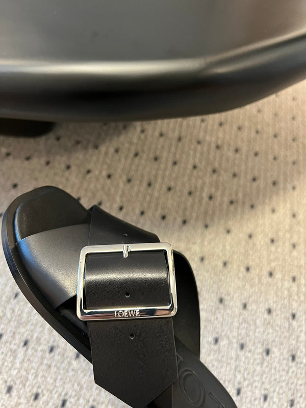 Sandali piatti Loewe 25 Petal Belt in pelle di pecora nera