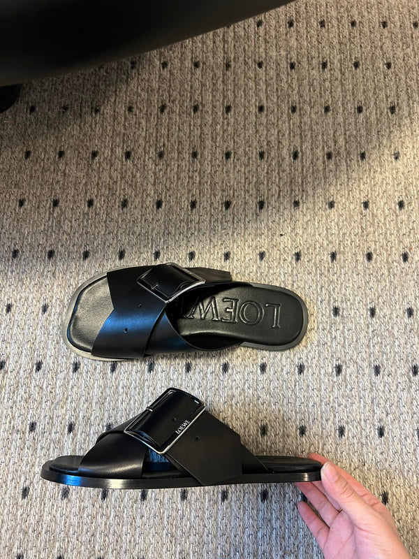 Sandali piatti Loewe 25 Petal Belt in pelle di pecora nera