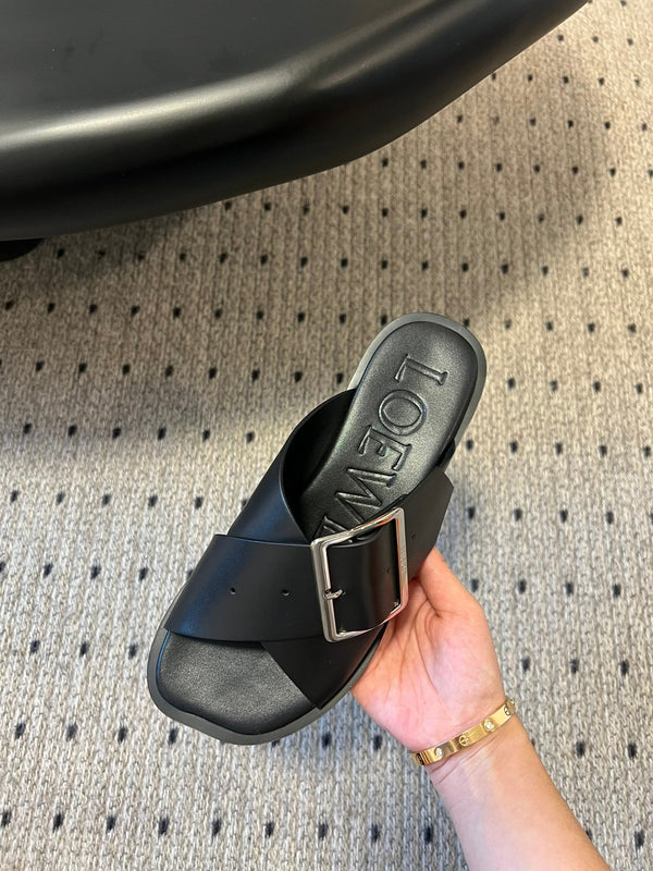 Sandali piatti Loewe 25 Petal Belt in pelle di pecora nera