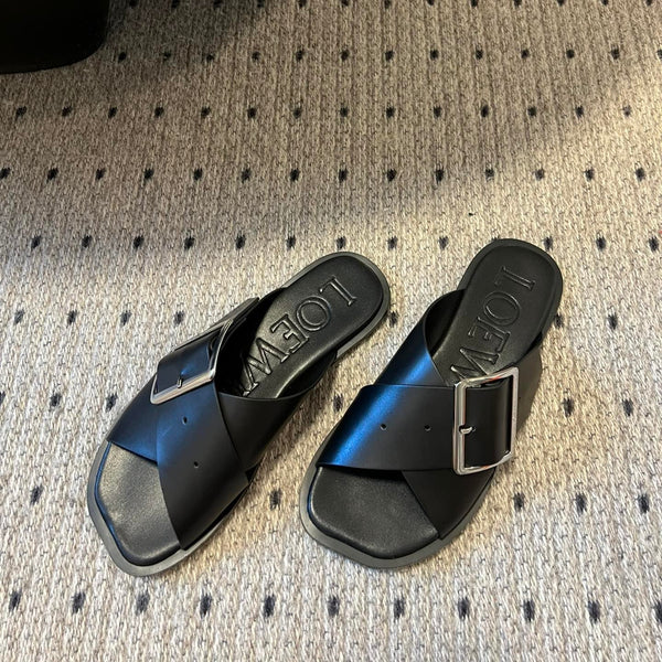 Sandali piatti Loewe 25 Petal Belt in pelle di pecora nera