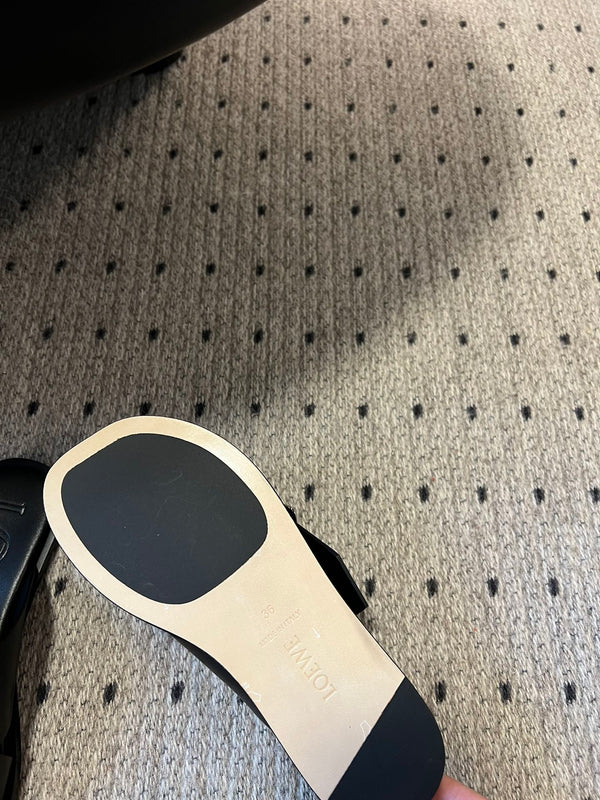Sandali piatti Loewe 25 Petal Belt in pelle di pecora nera