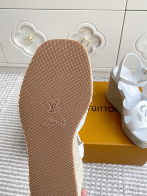 Sandali con zeppa in paglia cava con lettere LV, 11,5 cm, pelle di vacchetta bianca 291573